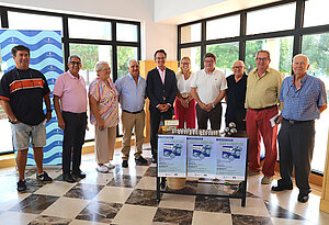 Los delegados junto a otros representantes en la presentación