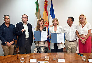 La alcaldesa firma la cesión de locales a la Asociación de Asperger