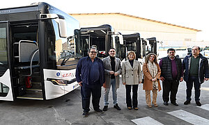 Alcaldesa conoce los nuevos autobuses de la zona rural