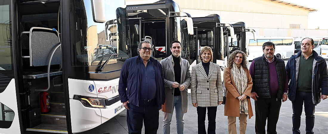 Alcaldesa conoce los nuevos autobuses de la zona rural