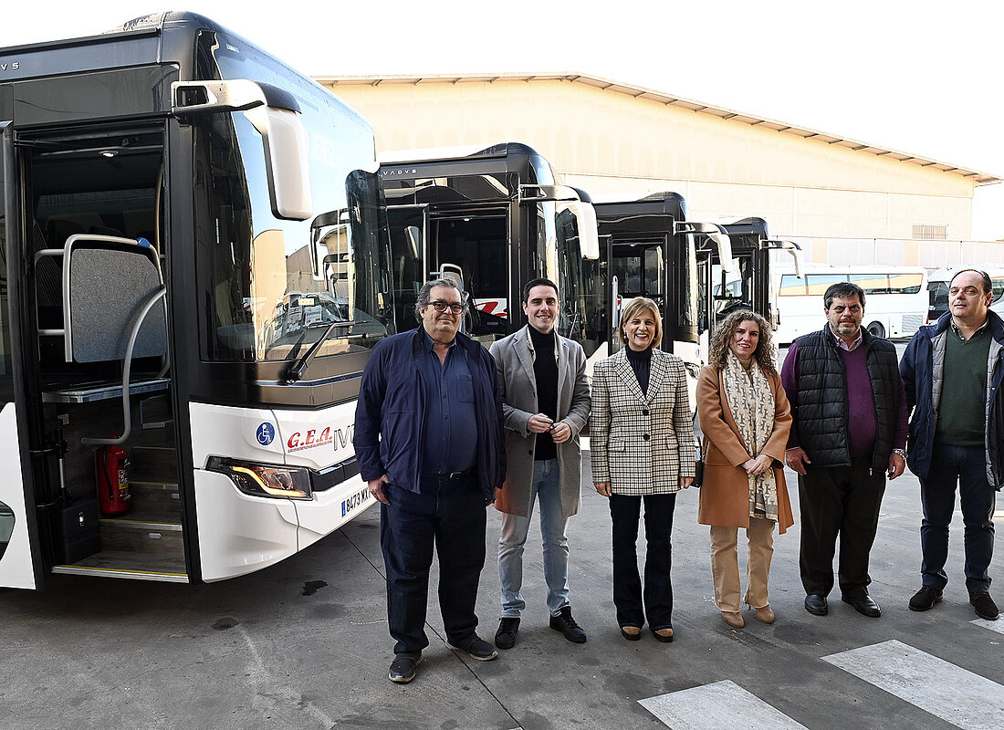 Alcaldesa conoce los nuevos autobuses de la zona rural