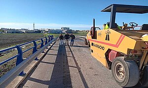 La teniente de alcaldesa visitando el puente