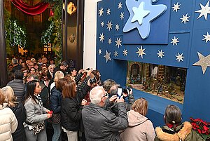 La alcaldesa inaugura el Belén del Ayuntamiento