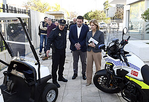 La alcaldesa presenta el nuevo material de la Policía Local