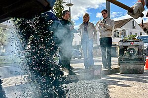 La alcaldesa supervisa los trabajos de bacheo