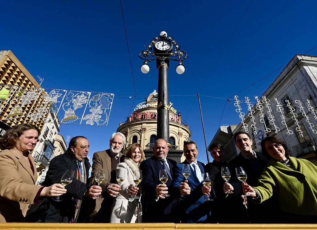 Alcaldesa preside la colocación del restaurado reloj del Gallo Azul