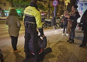 Fotografía de archivo de agentes de la Policía Local realizando servicios humanitarios