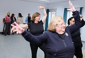 Yessika Quintero observando a las participantes durante la celebración del taller