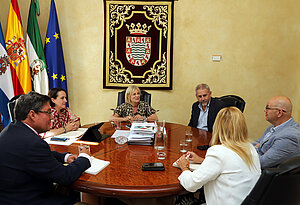 Alcaldesa se reúne con los directores de Carrefour