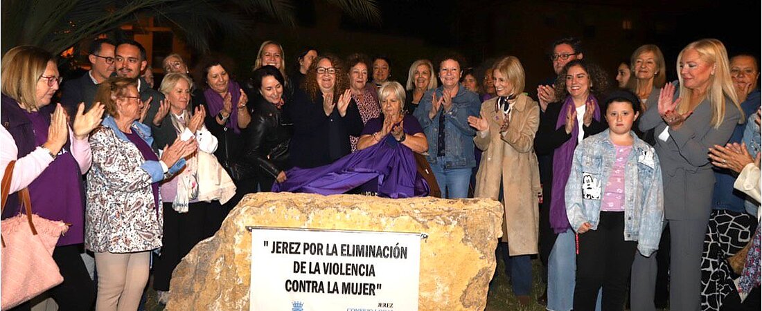 #htmlcaption-2 Alcaldesa inaugura el monolito y la iluminación del Minotauro