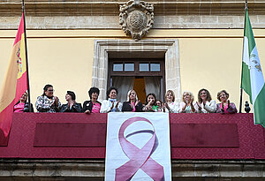 La alcaldesa junto a las asociaciones en el balcón del Ayuntamiento