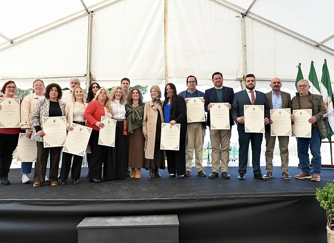#htmlcaption-1 La alcaldesa entrega el premio del Día de Andalucía