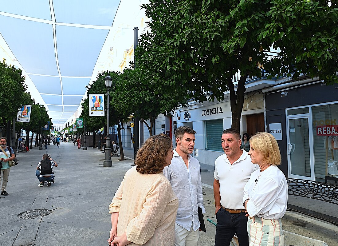 #htmlcaption-1 La alcaldesa ha visitado las obras del entoldado de la calle Larga