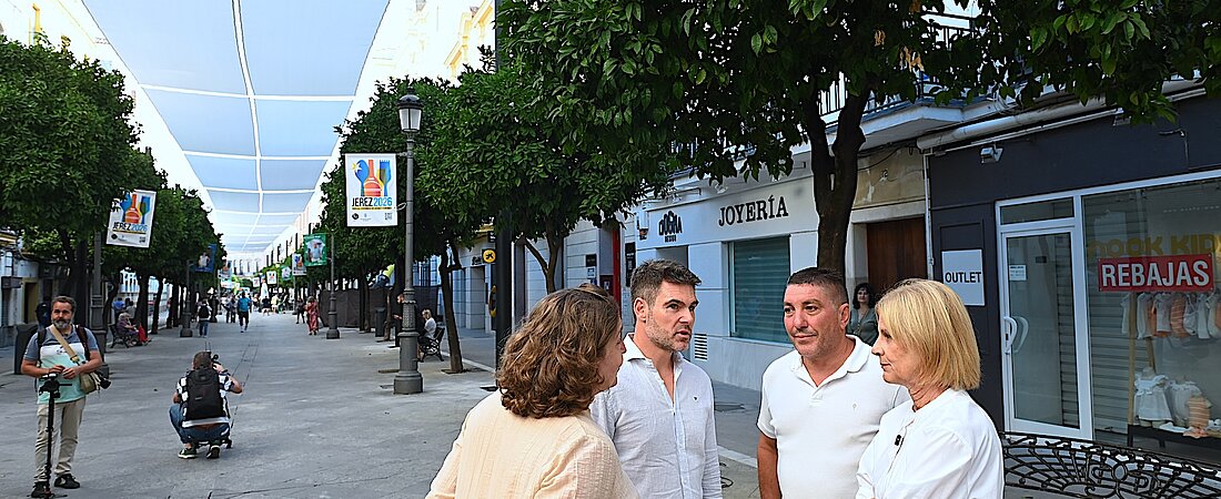 #htmlcaption-3 La alcaldesa ha visitado las obras del entoldado de la calle Larga