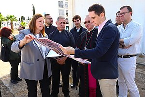 Jaime Espinar explica las intervenciones que se están realizando en el cementerio