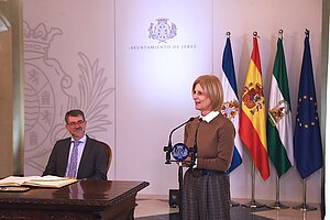 La alcaldesa ofrece una recepción al pregonero de la Semana Santa