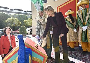 La alcaldesa visita al Cartero Real en la plaza de La Merced