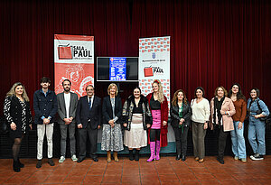 Los delegados durante la presentación de la zambomba solidaria