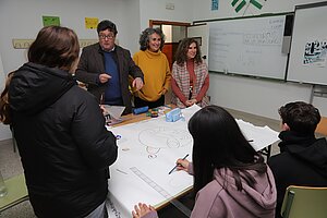 Los delegados durante su visita al instituto