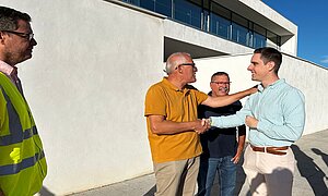 El teniente de alcaldesa durante la visita al barrio