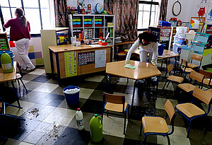 El Ayuntamiento mejorará el servicio de limpieza de colegios