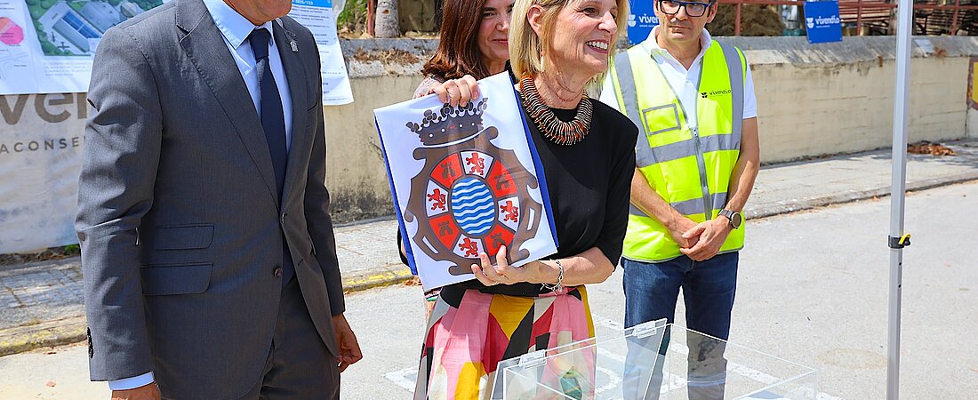 #htmlcaption-2 La alcaldesa asiste a la colocación de la primera piedra