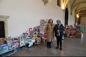 La delegada Belén de la Cuadra con parte de los juguetes donados