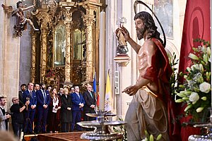 La alcaldesa asiste a la bendición de la imagen del Resucitado