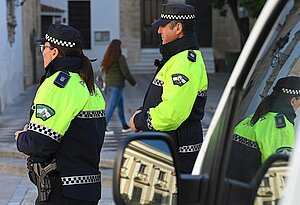 Archivo. La Policía Local sigue con su inspección para prevenir el botellón en el centro