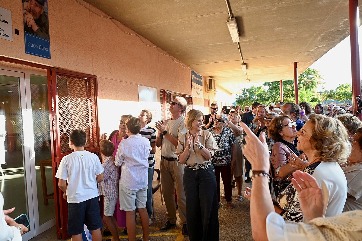 La Alcaldesa Inaugura Con La Familia De Paco Beas El Pasaje Dedicado En El Centro De Mayores El