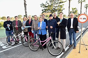 La alcaldesa junto a los colectivos durante la inauguración de las instalaciones