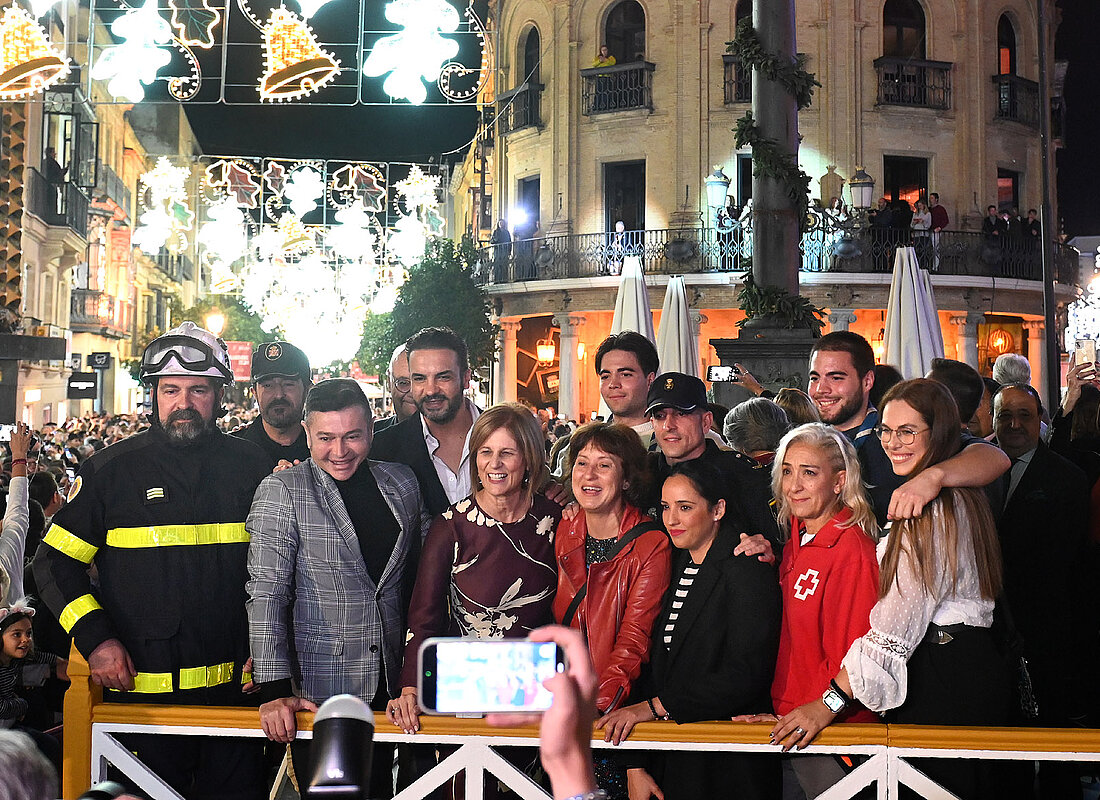 La alcaldesa junto a los voluntarios en la iluminación de Navidad