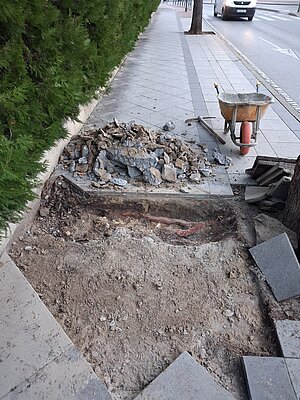 El Ayuntamiento está acometiendo obras en el acerado de Ifeca