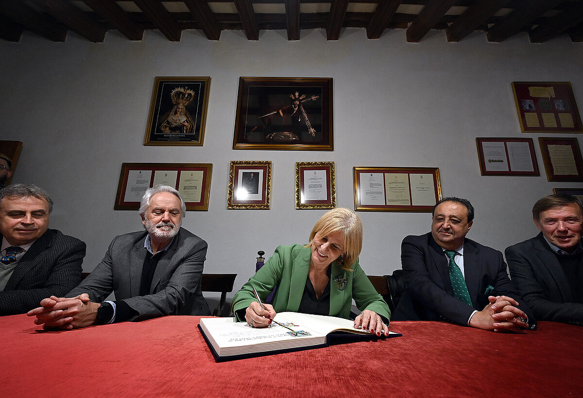 La Alcaldesa Agradece A La Hermandad De Las Tres Caídas Su Esfuerzo ...