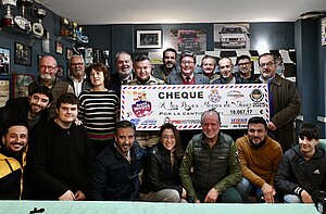 El delegado durante la entrega del cheque