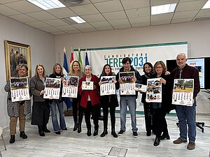 Fotografía de familia de la presentación del calendario solidario de Afanas