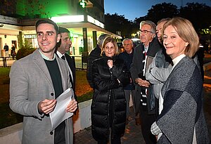 La alcaldesa visita la urbanización El Almendral