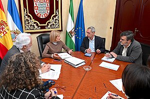 La alcaldesa ha mantenido un encuentro con los representantes de la Azucarera