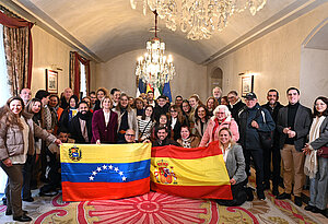 Fotografía de familia de la recepción a la comunidad venezolana