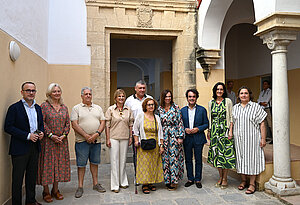 Consejera y alcaldesa visitan viviendas Ramón de Cala