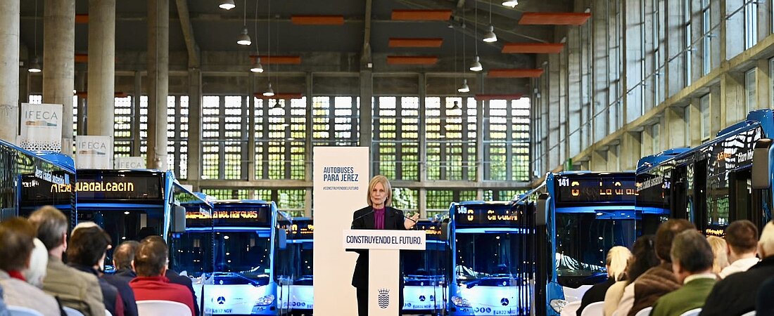 #htmlcaption-1 La alcaldesa presenta los nuevos autobuses de la zona urbana y rural