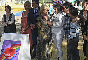 Alcaldesa inauguración Parque 'Los abrazos de Candela'