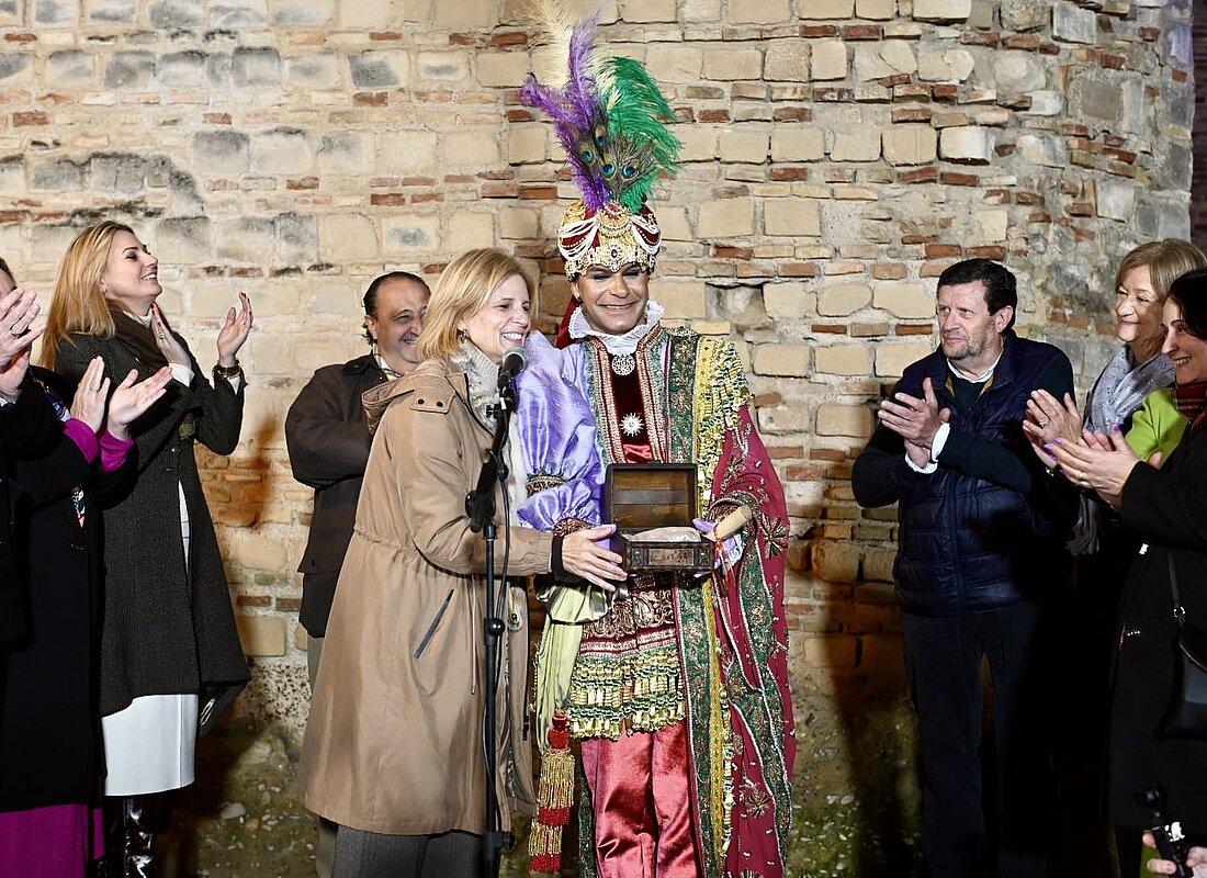 #htmlcaption-3 La alcaldesa recibe al Cartero Real en el Alcázar