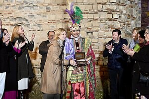 La alcaldesa recibe al Cartero Real en el Alcázar