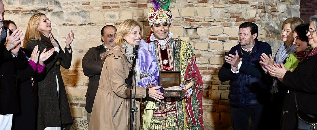 #htmlcaption-2 La alcaldesa recibe al Cartero Real en el Alcázar