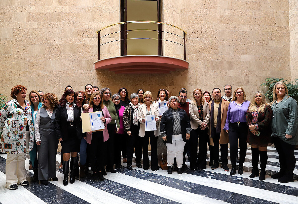 La Alcaldesa Felicita A La Plantilla De Ayuda A Domicilio Tras La Firma ...