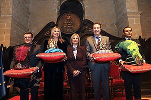 La alcaldesa entrega las coronas a los Reyes Magos 2026