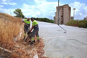 El Ayuntamiento continúa las labores de desbroce en distintos puntos de la ciudad