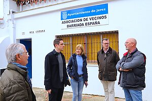 Jaime Espinar y Carmen Pina visitan el remodelado centro de barrio de la Barriada España
