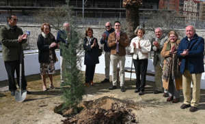 Jaime Espinar asiste a una plantación simbólica en el parque de El Retiro